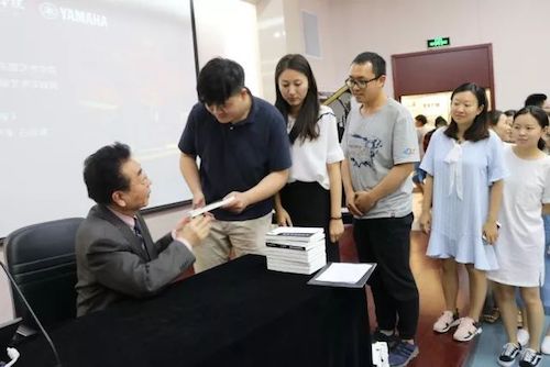 GA黄金甲艺术家石叔诚与特邀艺术家顾平受邀于成都大学东盟艺术学院、音乐与舞蹈学院艺术实践周开展公开课
